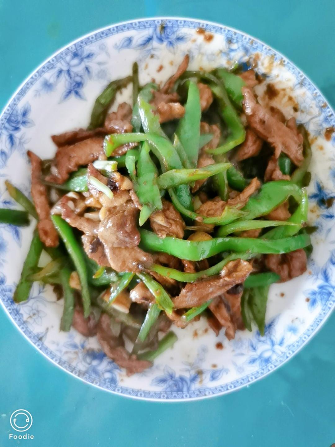 经典的家常菜，青椒炒肉丝，简单的食材也能做出如此美味