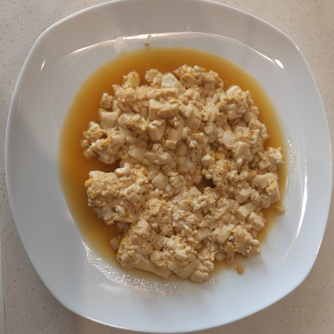 鸡蛋内脂豆腐真的太惊艳了！滑嫩爽口，入口即化，还有那淡淡的鸡蛋香味，配上喜欢的调料，嘎嘎香，嘎嘎好吃！低脂高蛋白，饱腹感强，减脂的姐妹快来试试吧！