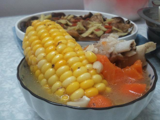 玉米胡萝卜骨头汤的做法