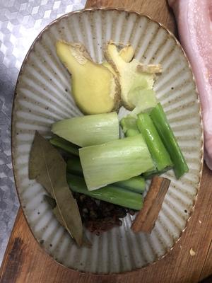 酸菜汆白肉的做法 步骤2