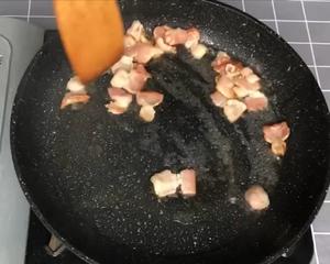 奶油菌菇培根螺旋意面的做法 步骤3