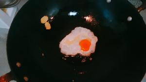 超简单快手高汤——一只鸡蛋版的做法 步骤2