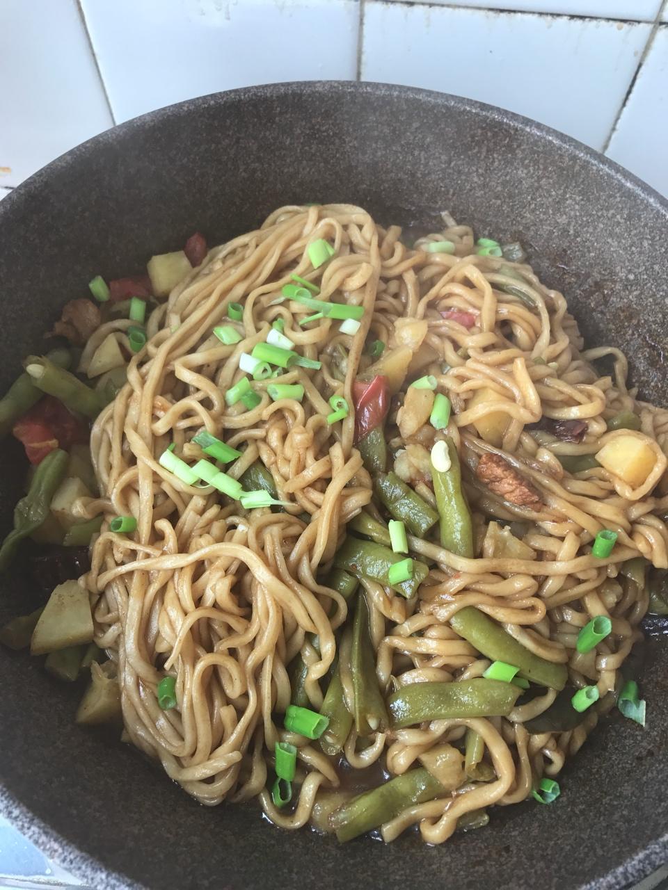 五花肉豆角土豆焖面