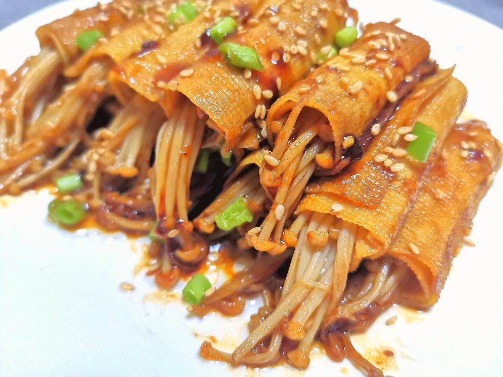 洗心革面下厨房做的金针菇豆皮卷