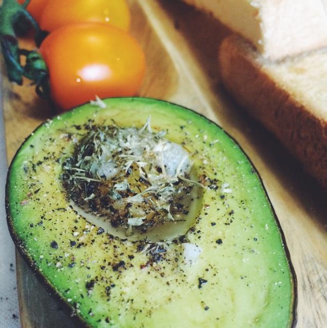 牛油果窝蛋的做法