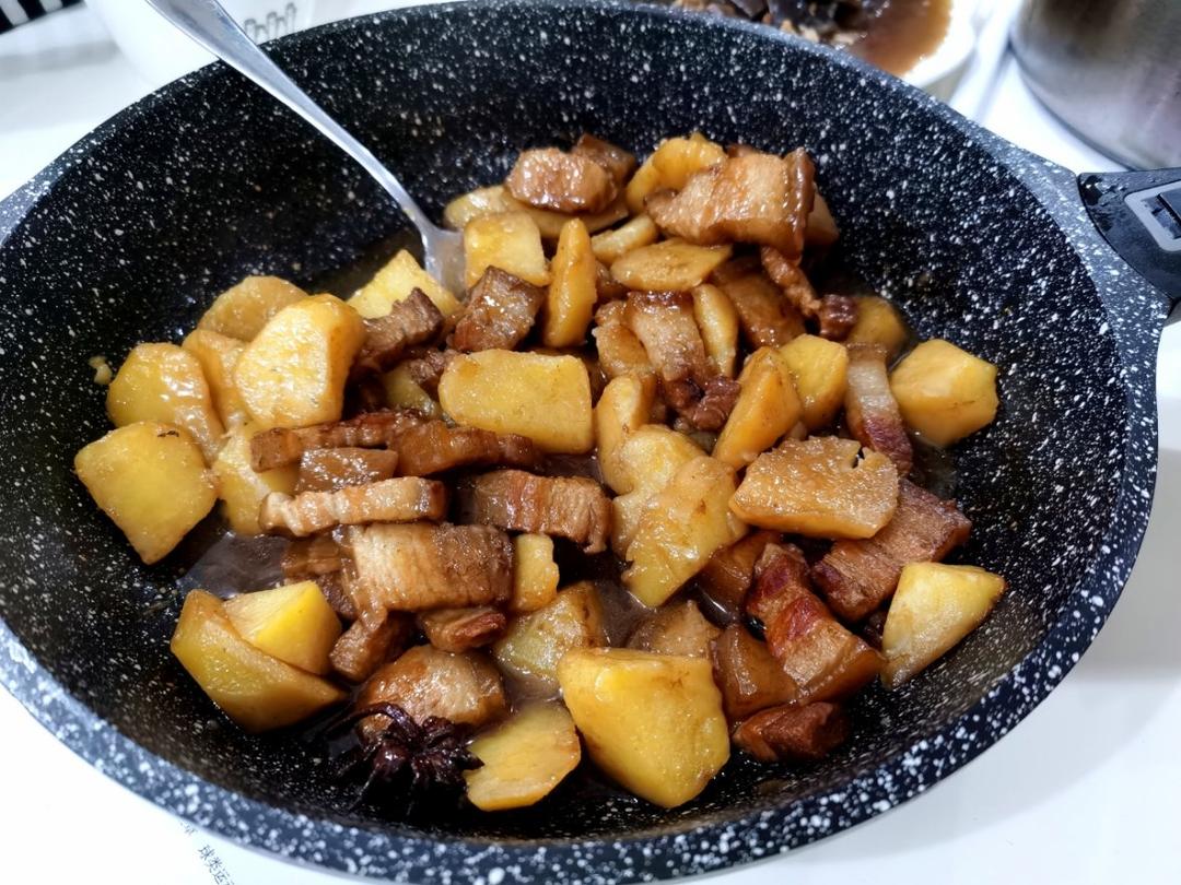 五花肉炖的土豆