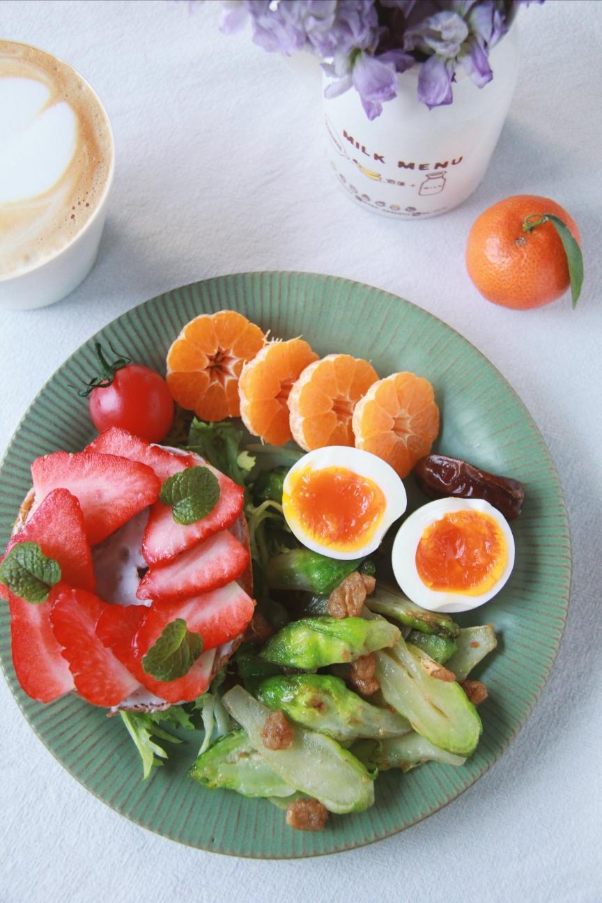 像极了小时候没肉吃才做的猪油渣炒儿菜