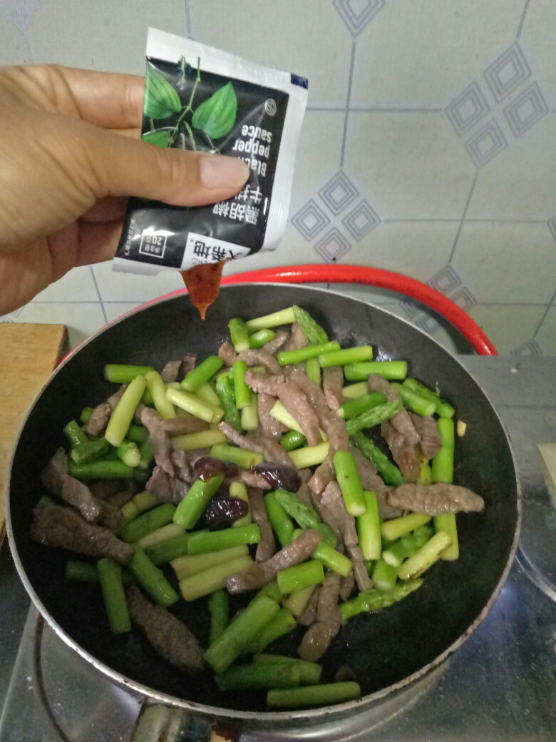 牛排炒芦笋（简单快手夏日开胃菜）的做法 步骤4