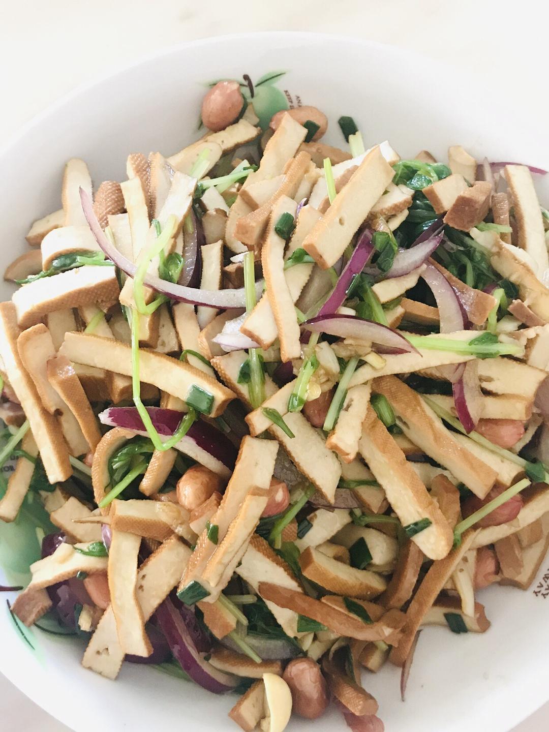 豆苗豆干洋葱拌菜