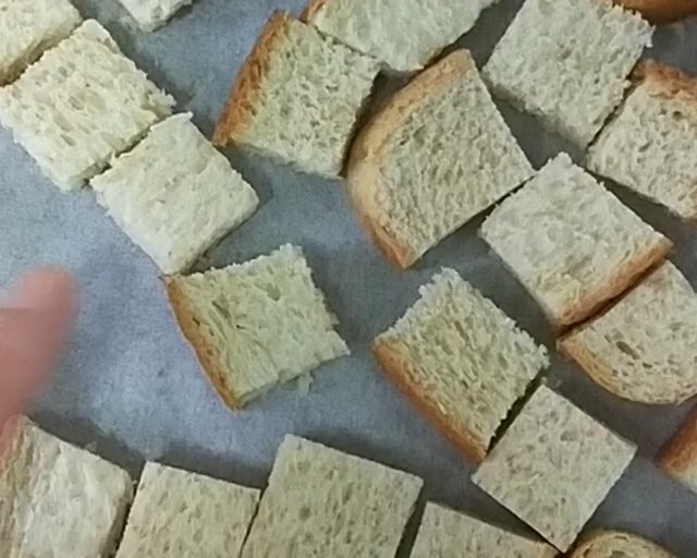 失败的面包把它做成超好吃的焦糖面包脆（消耗剩余淡奶油）的做法 步骤6