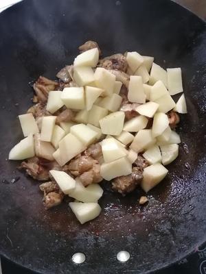 老干妈焖土豆鸡块的做法 步骤5
