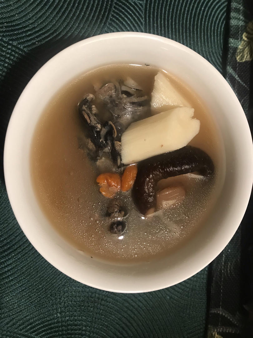 药药马做的滋阴补血香菇山药乌鸡汤
