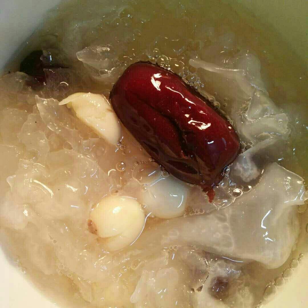 冰糖银耳红枣汤