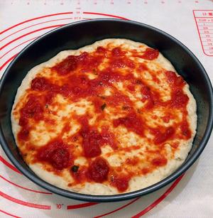香肠卷边玉米虾仁披萨的做法 步骤2