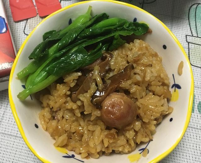 香菇烤肠煲仔饭的做法