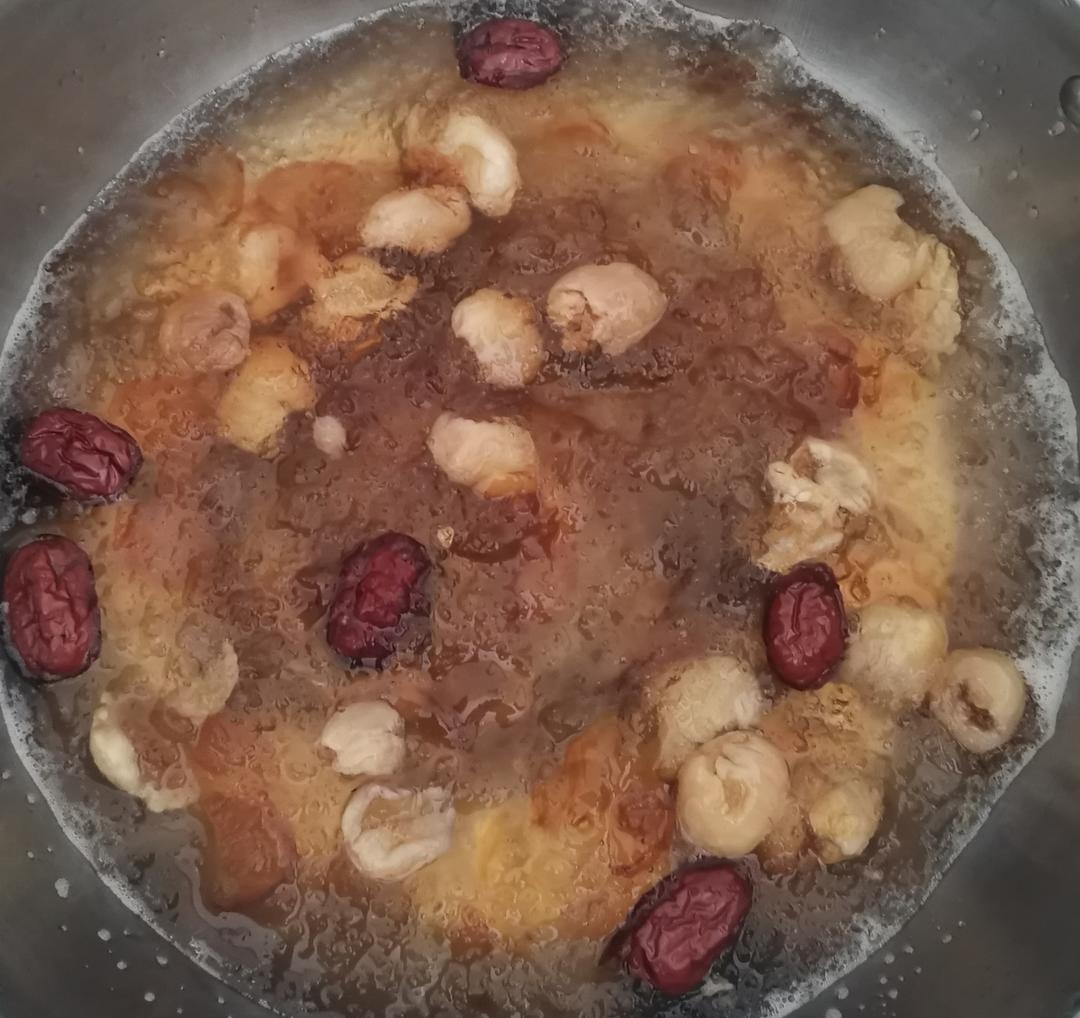 桃胶皂角米雪燕羹