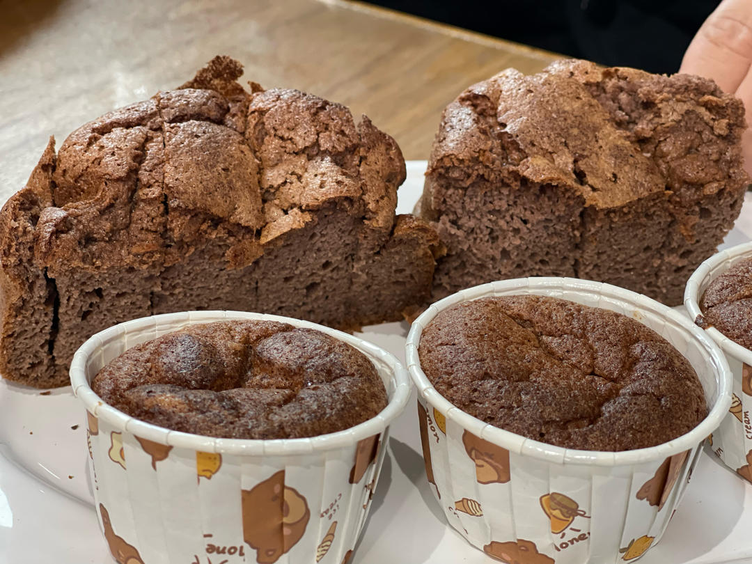 一口一口又一口的椰子面粉巧克力蛋糕