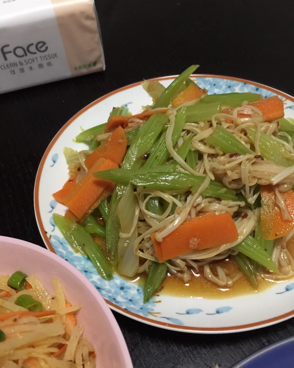 凉拌芹菜金针菇