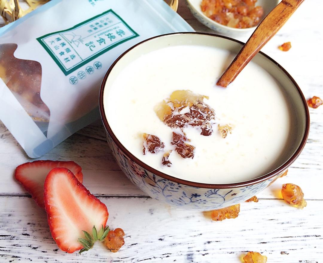 桃胶银耳炖雪梨