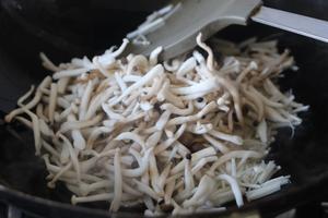西芹菌菇腊肠炒饭的做法 步骤8