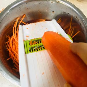 凉拌胡萝卜丝的做法 步骤2