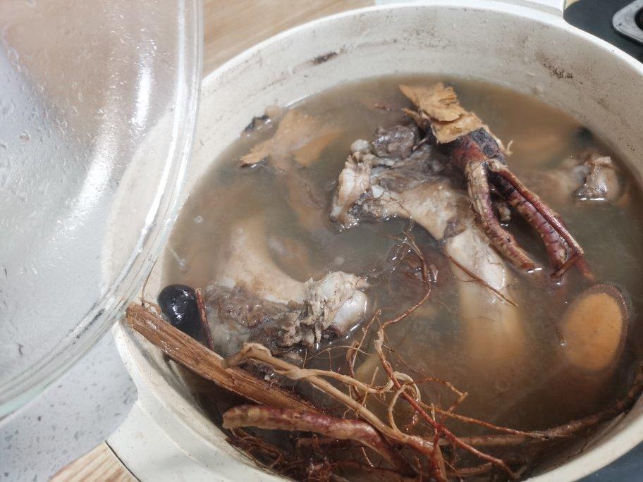 欧欧莉薇亚做的广东养生汤五指毛桃牛大力煲牛骨祛风健脾补气活络筋骨