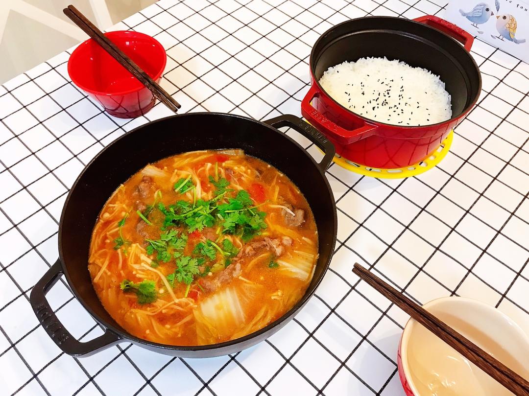 番茄金针菇肥牛锅 鲜到眉毛掉