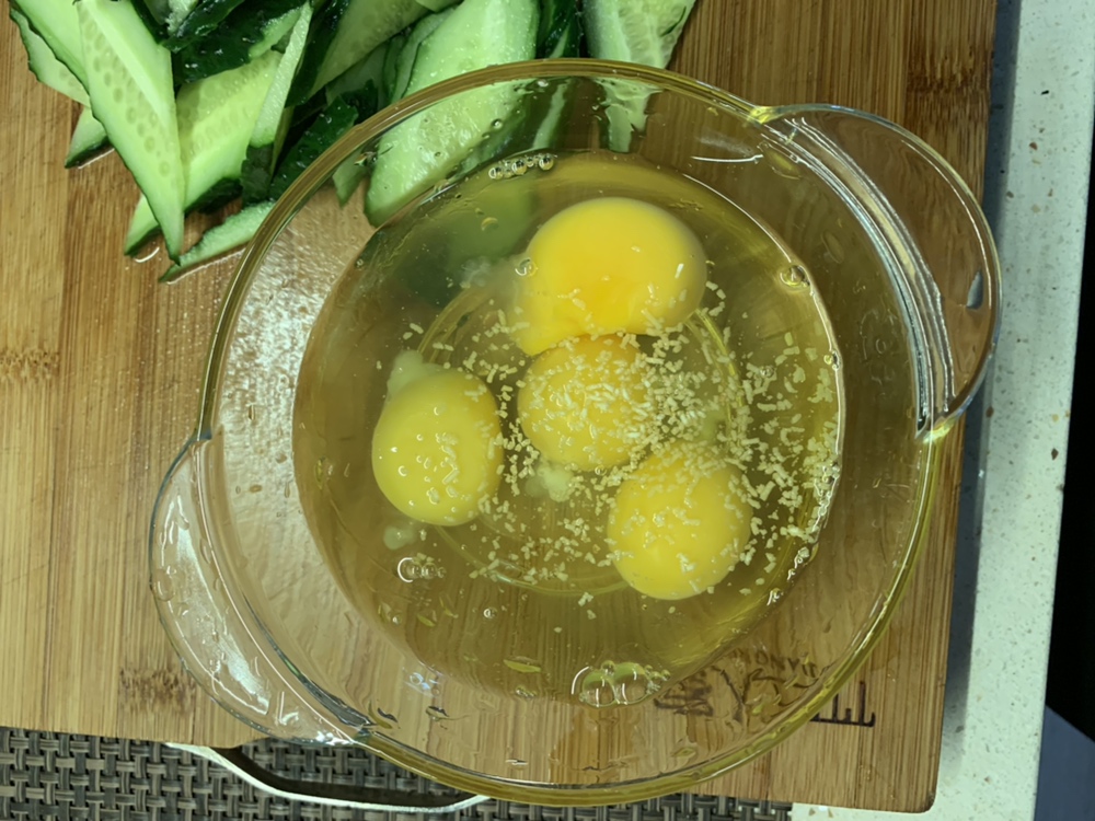 黄瓜炒鸡蛋（内附菱形切法）的做法 步骤3