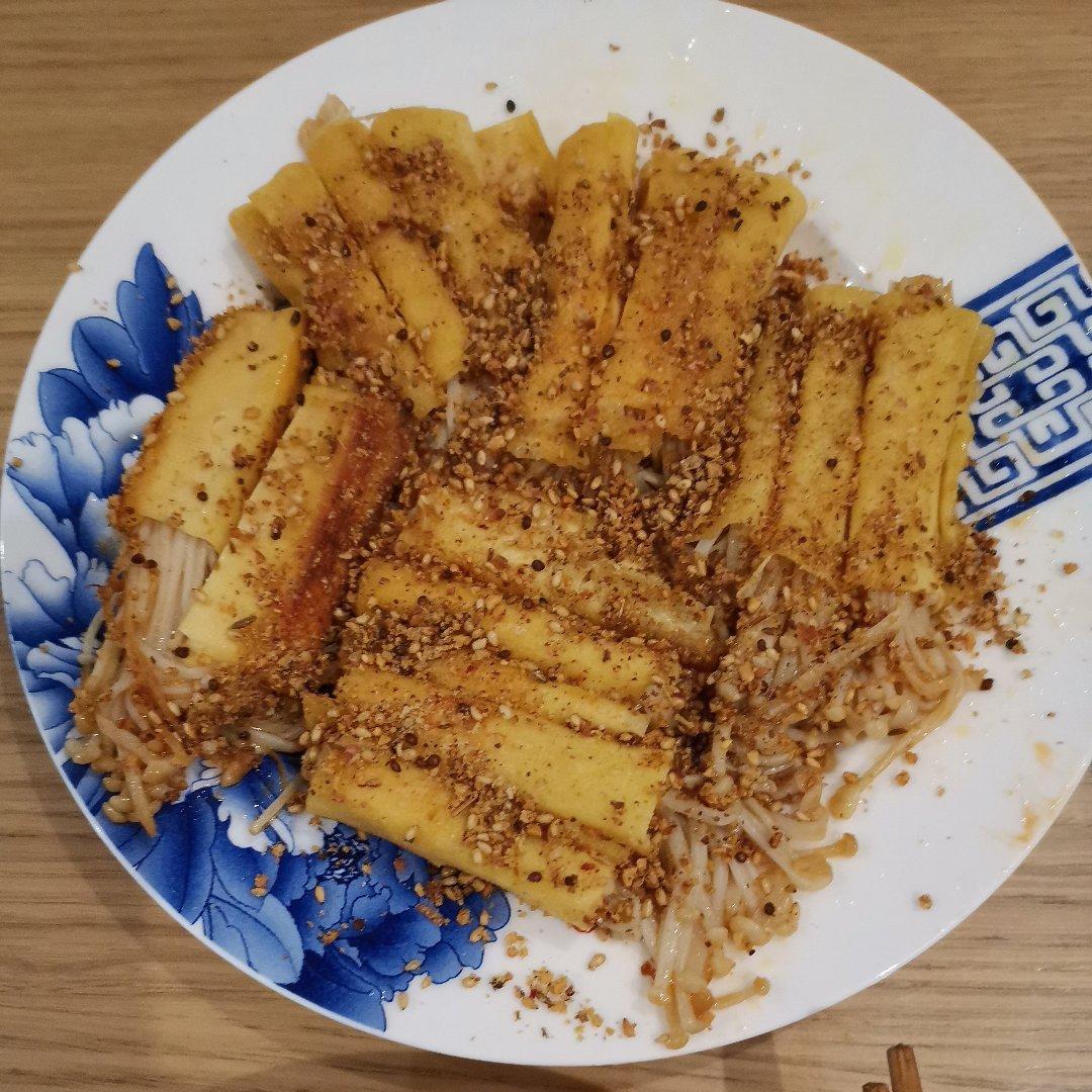 煎金针菇豆腐皮卷