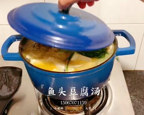 鲜到家的「奶白鱼头豆腐汤」的做法