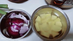 洋葱土豆炖牛肉的做法 步骤3