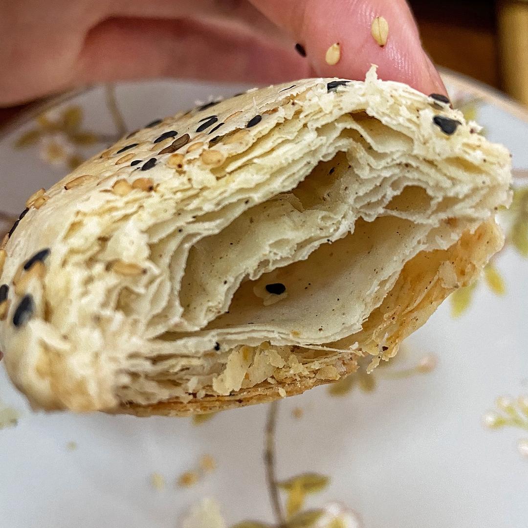 第二天还很酥-芝麻酥烧饼（香葱，白糖，椒盐多口味）蛋黄酥皮步骤很详细噢