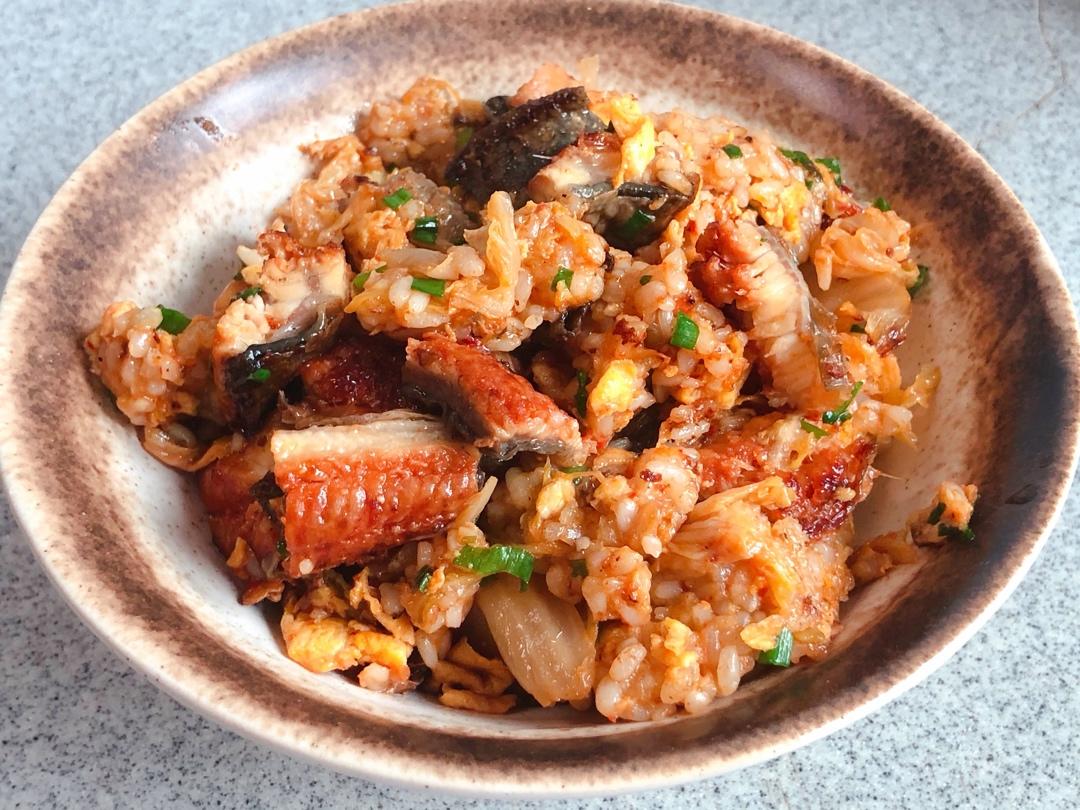 泡菜鳗鱼炒糙米饭