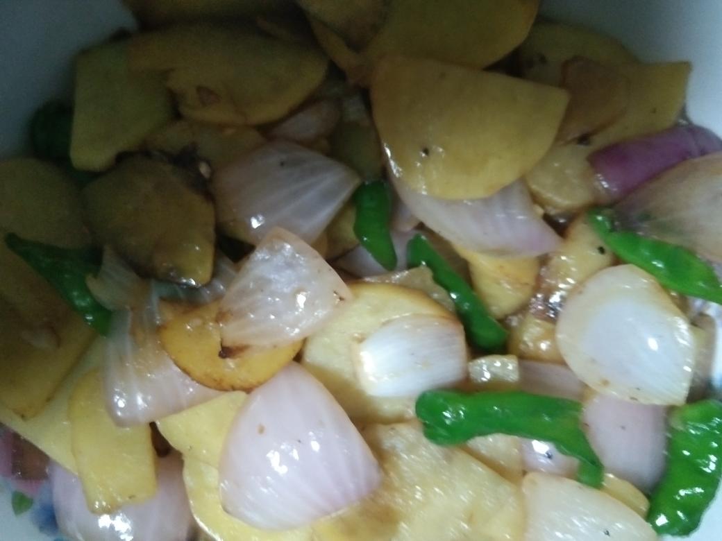 今日菜谱：土豆炒洋葱