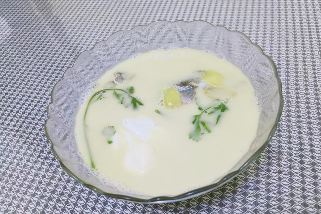清炖鲫鱼汤 三个关键步骤让你轻松炖出汤浓味鲜色白似奶的鲫鱼汤