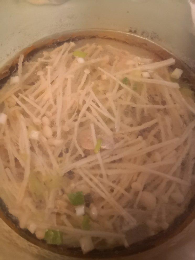 味道鲜美的金针菇汤