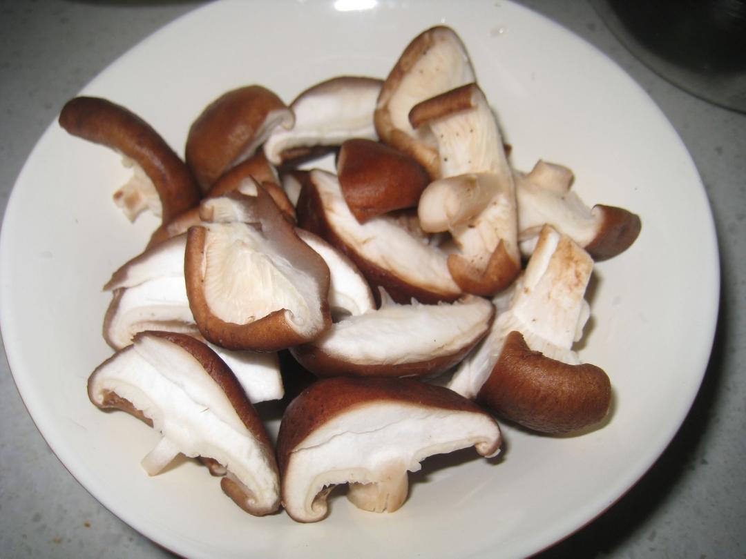 肉丸炒香菇西生菜的做法 步骤3