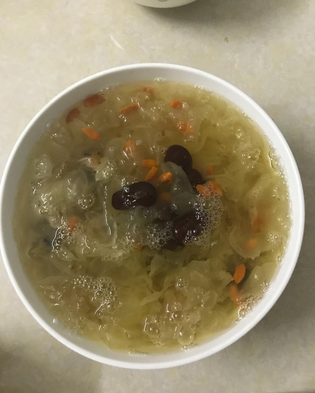 桃胶红枣银耳羹