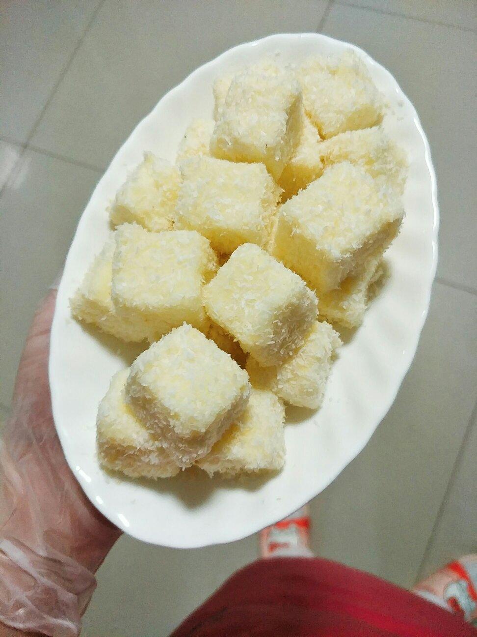 寨一个~85度c 椰丝牛奶小方蛋糕哈~