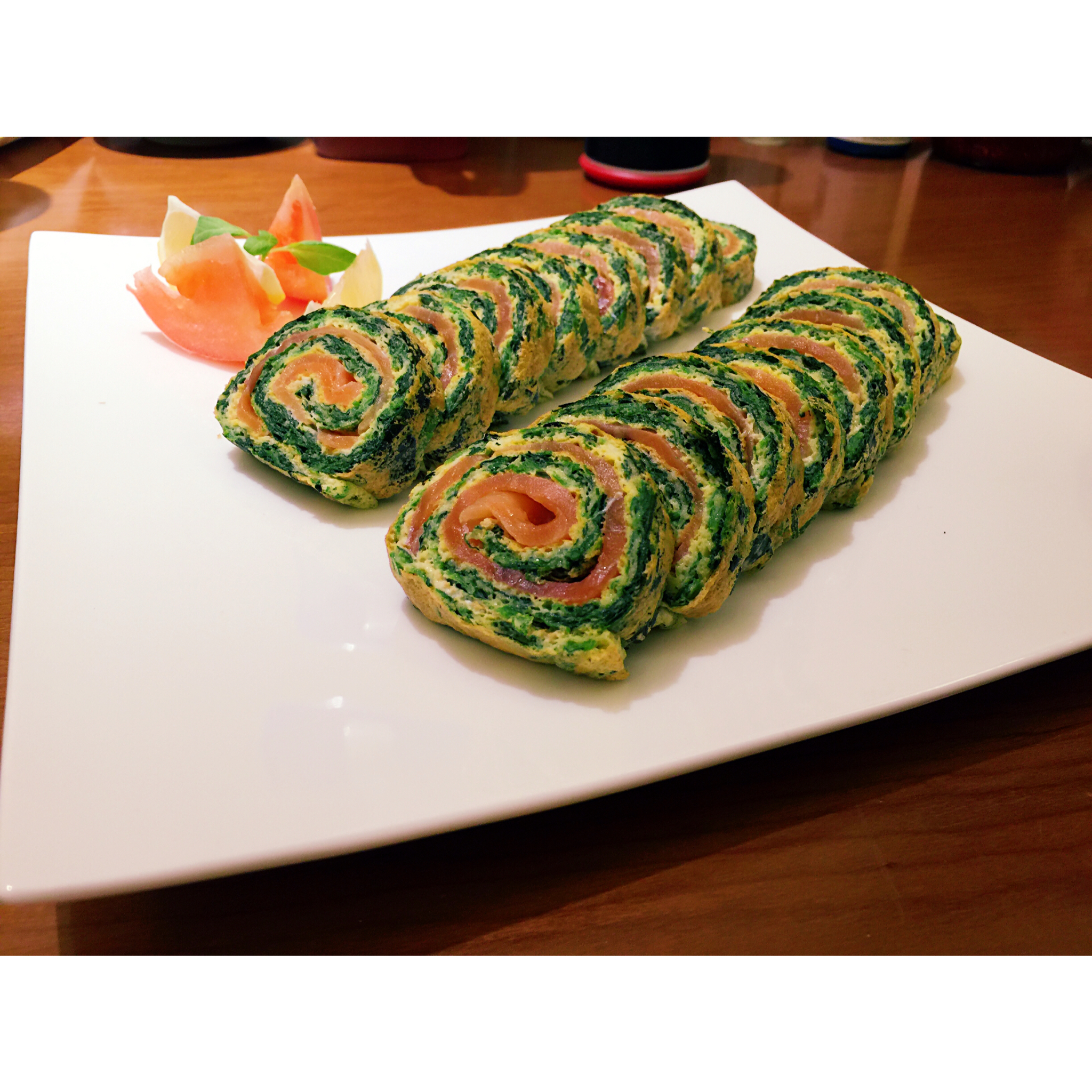 烟熏三文鱼菠菜蛋卷