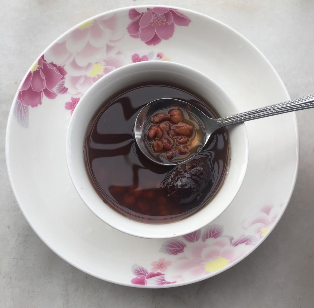红枣红豆薏仁牛奶粥
