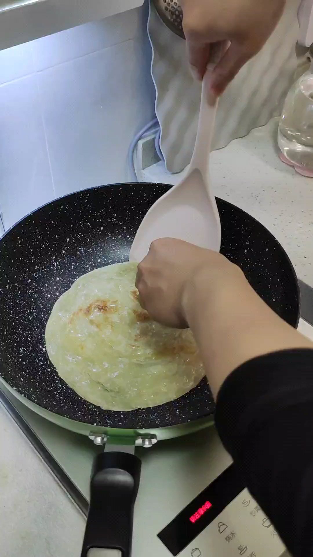 五彩芝士薄饼（3人份）超级拉丝，芝士的香味在口腔中爆炸，番茄酱的酸甜，中和了芝士的油腻感！的做法 步骤18