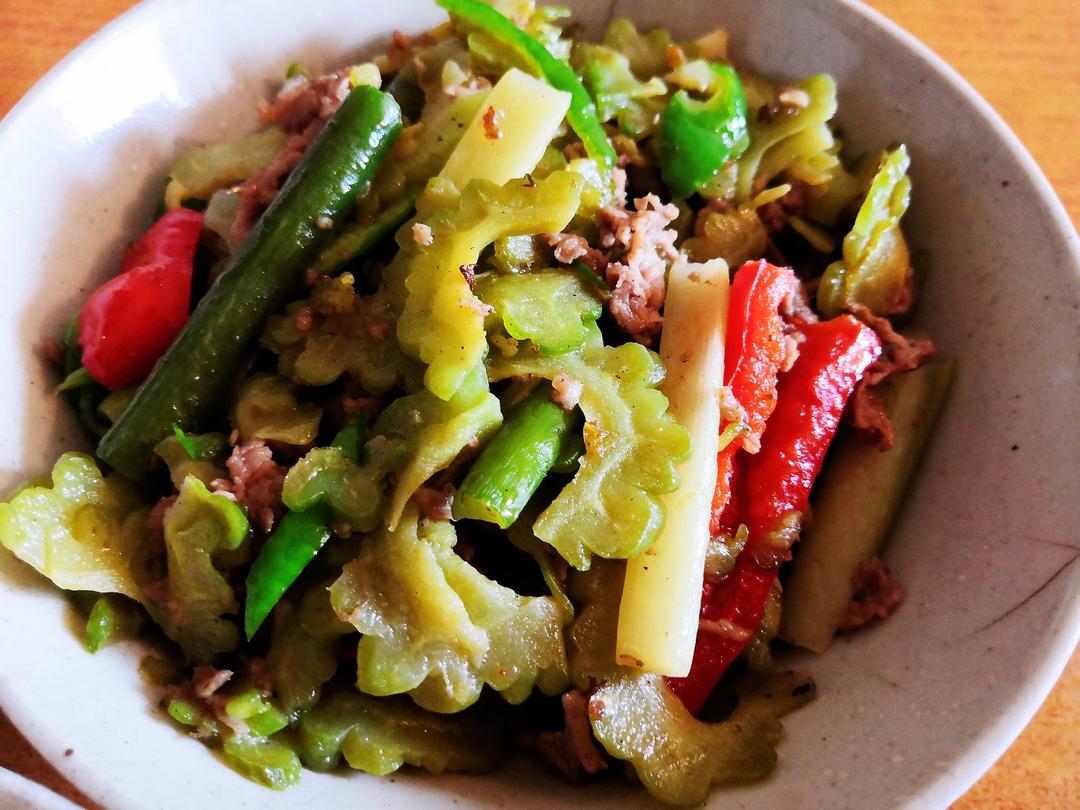 冲绳苦瓜炒物（五花肉老豆腐，火腿鸡蛋）