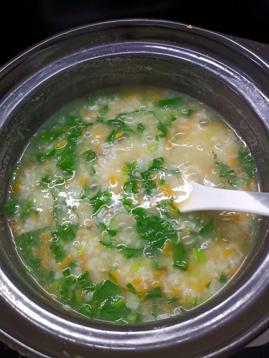 菠菜把牛肉胡萝卜菠菜粥的做法先焯水用辅食机榨成颗粒状锅里放一点油