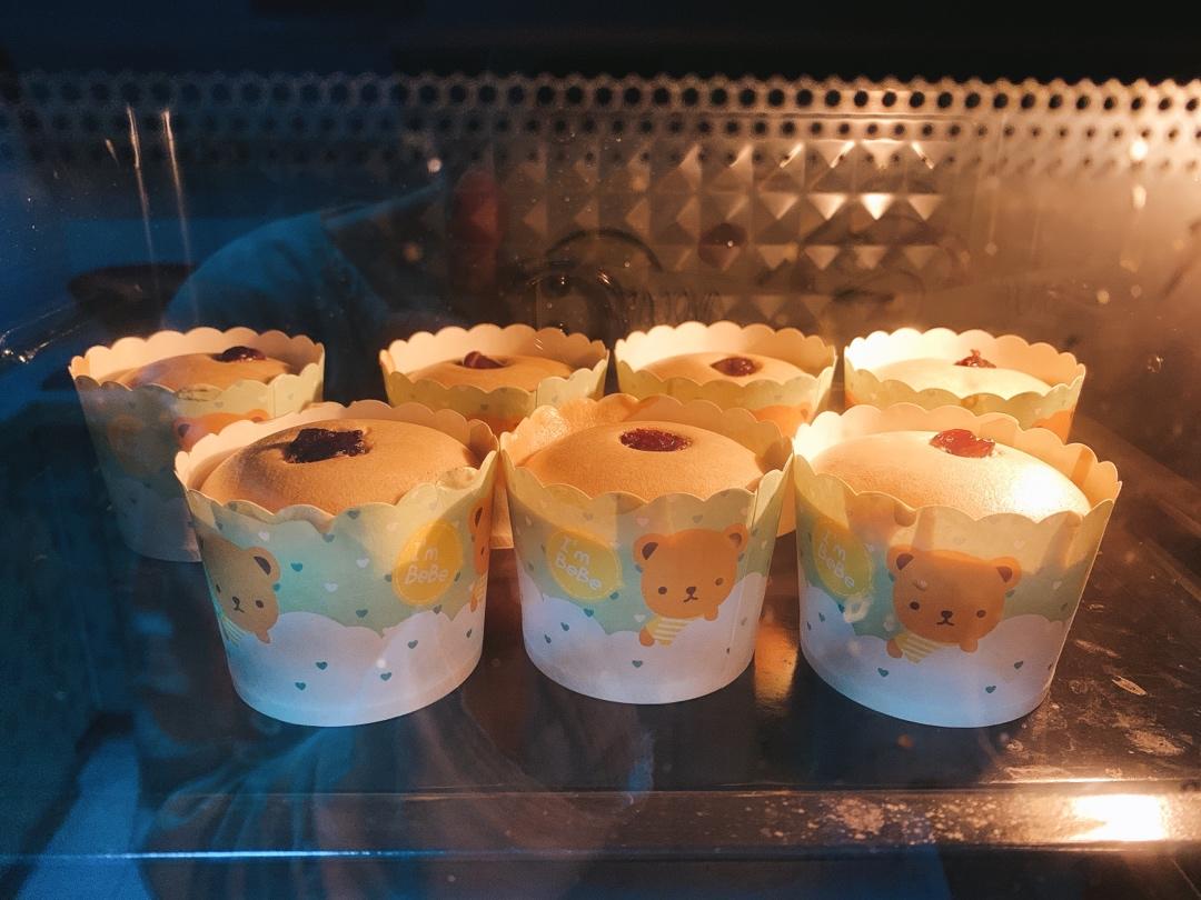 酸奶戚风纸杯蛋糕～～非常好的配方，里面一点也不粘