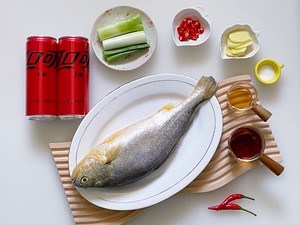 零难度♨️清蒸大黄鱼，肉质超鲜嫩~的做法 步骤1