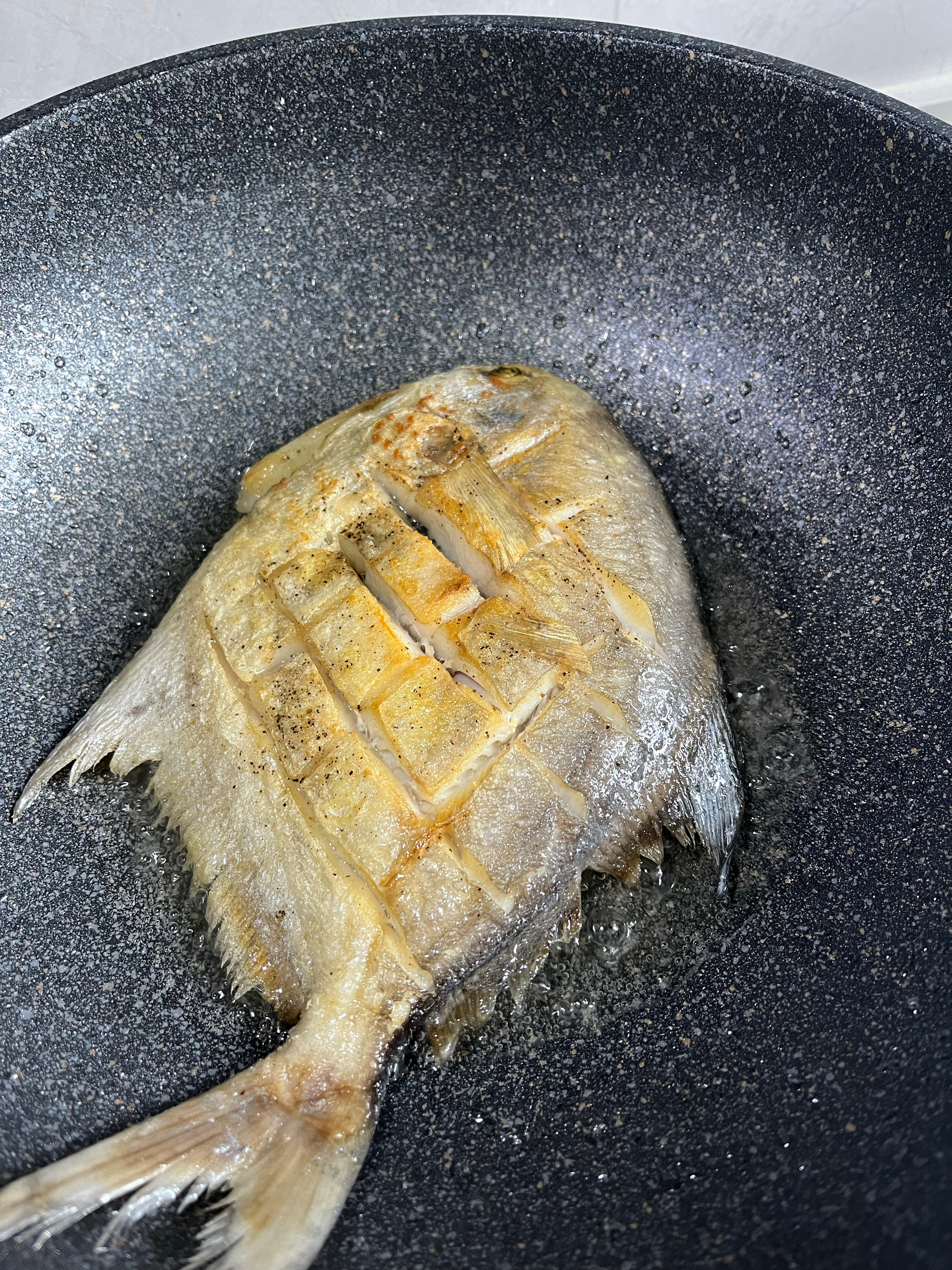 完美版干煎鲳鱼，皮不破、肉不碎、外香里嫩。