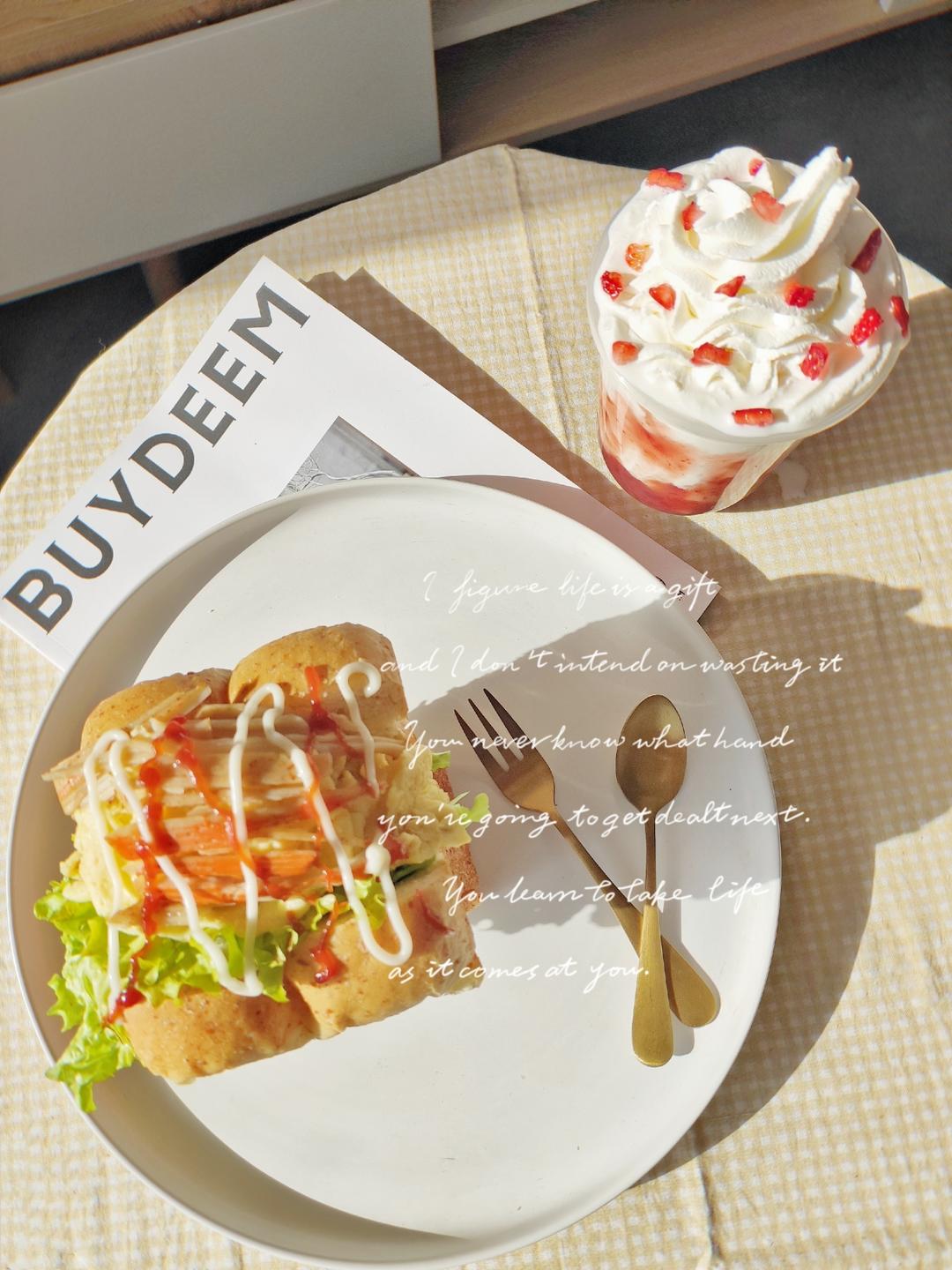 蟹柳厚蛋烧三明治+草莓牛乳雪顶