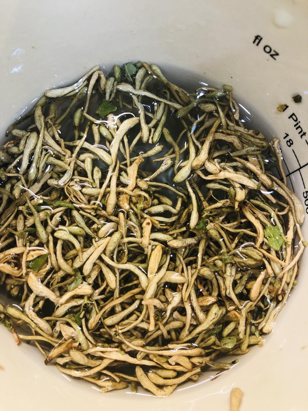 牙龈肿痛药膳系列(1)——金银花漱口水的做法 步骤2