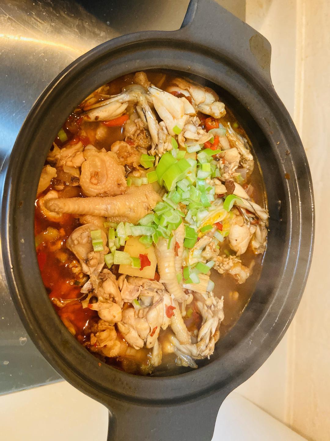 胖哥俩同款牛蛙鸡爪煲的做法